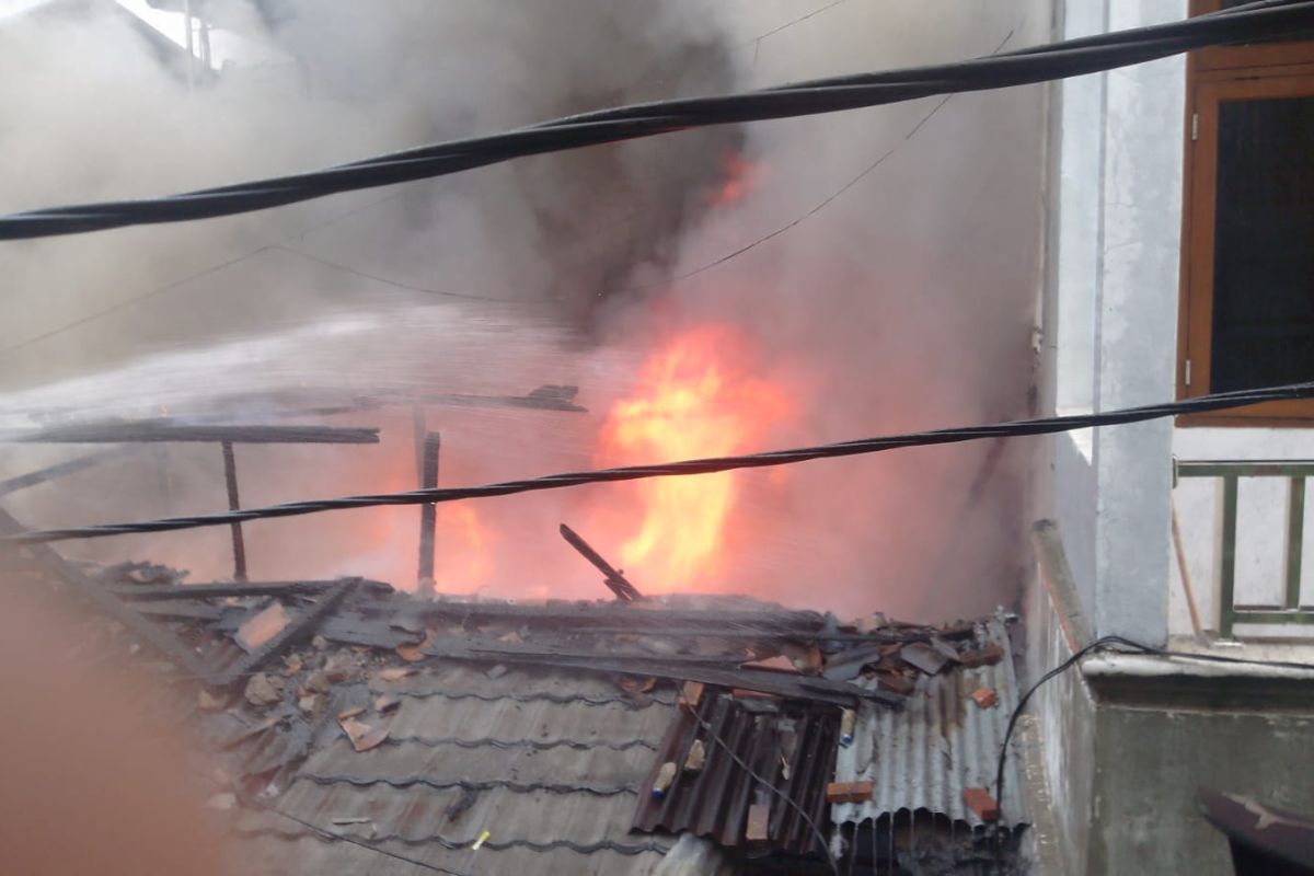 Arus pendek sebabkan tiga rumah di Tamansari Jakarta hangus terbakar Minggu pagi