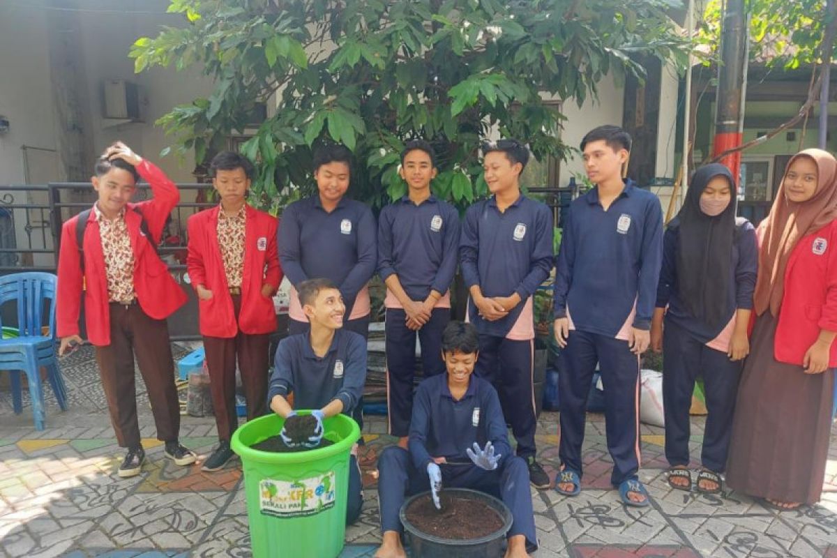 Kader milenial Kampung Edukasi Sampah berikan pembelajaran siswa