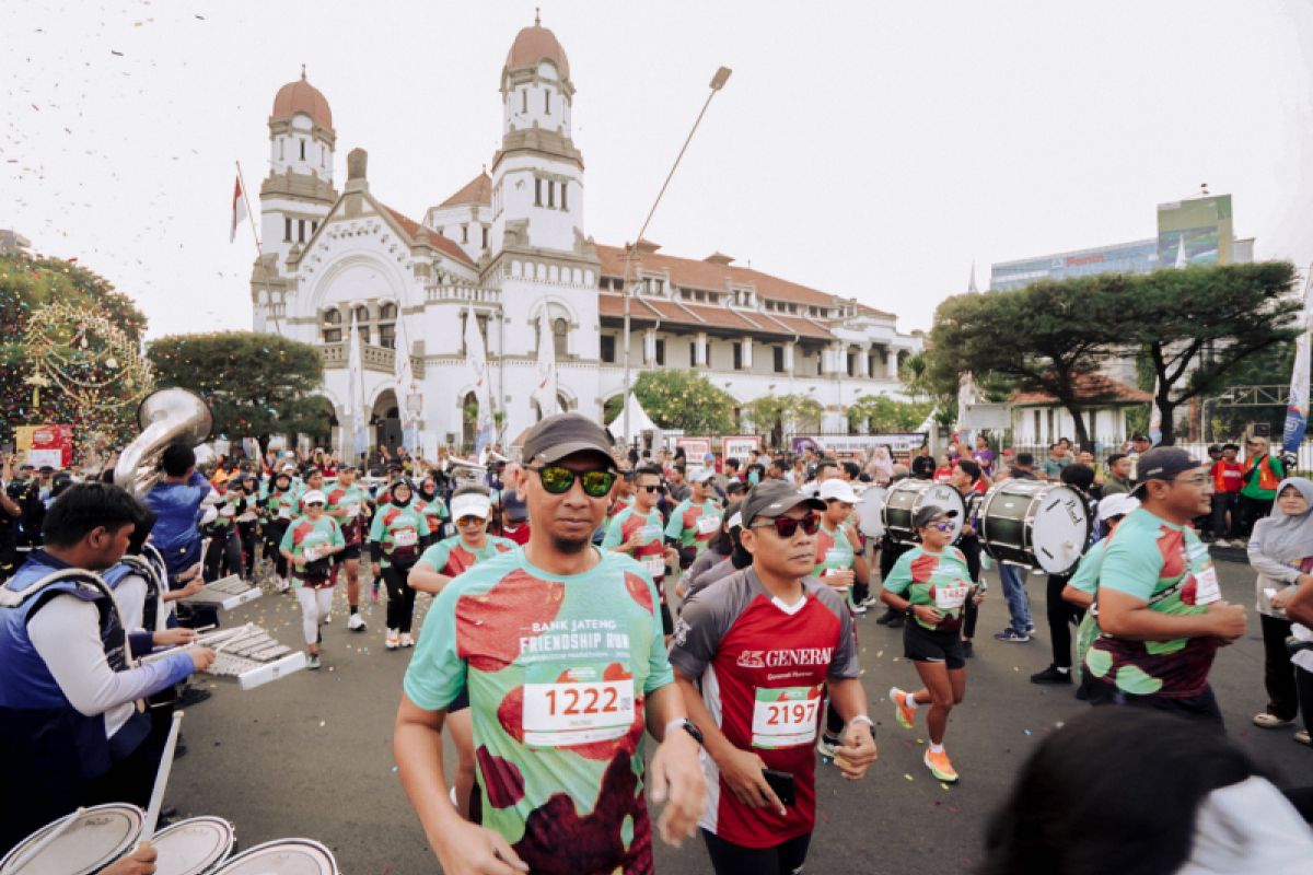 1.000 peserta Friendship Run bergembira nikmati "landmark" Lawang Sewu