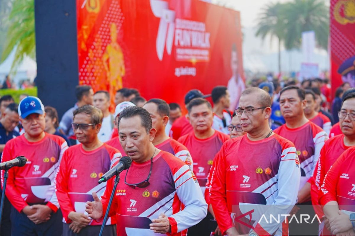 Kapolri gaungkan Pemilu damai di acara "fun walk" lintas elemen