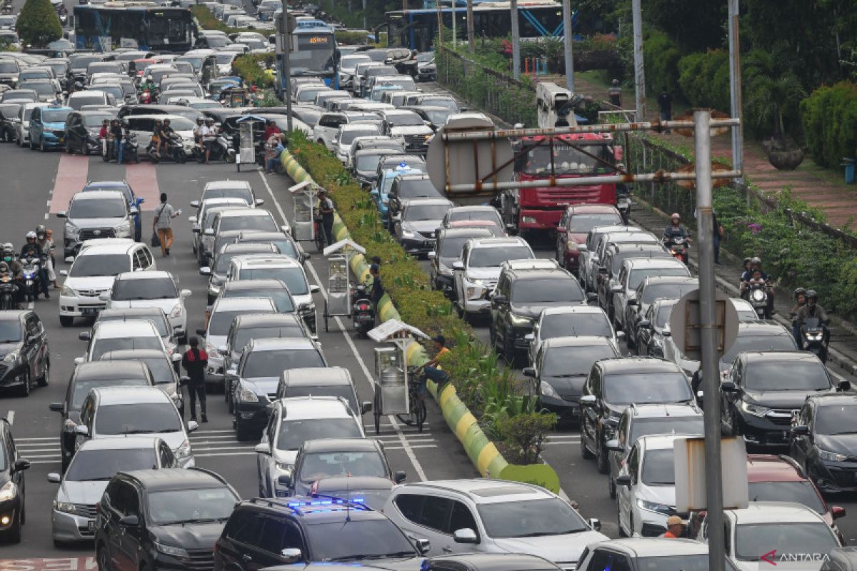 Visitors to Jakarta Fair urged to use public transport to ease traffic