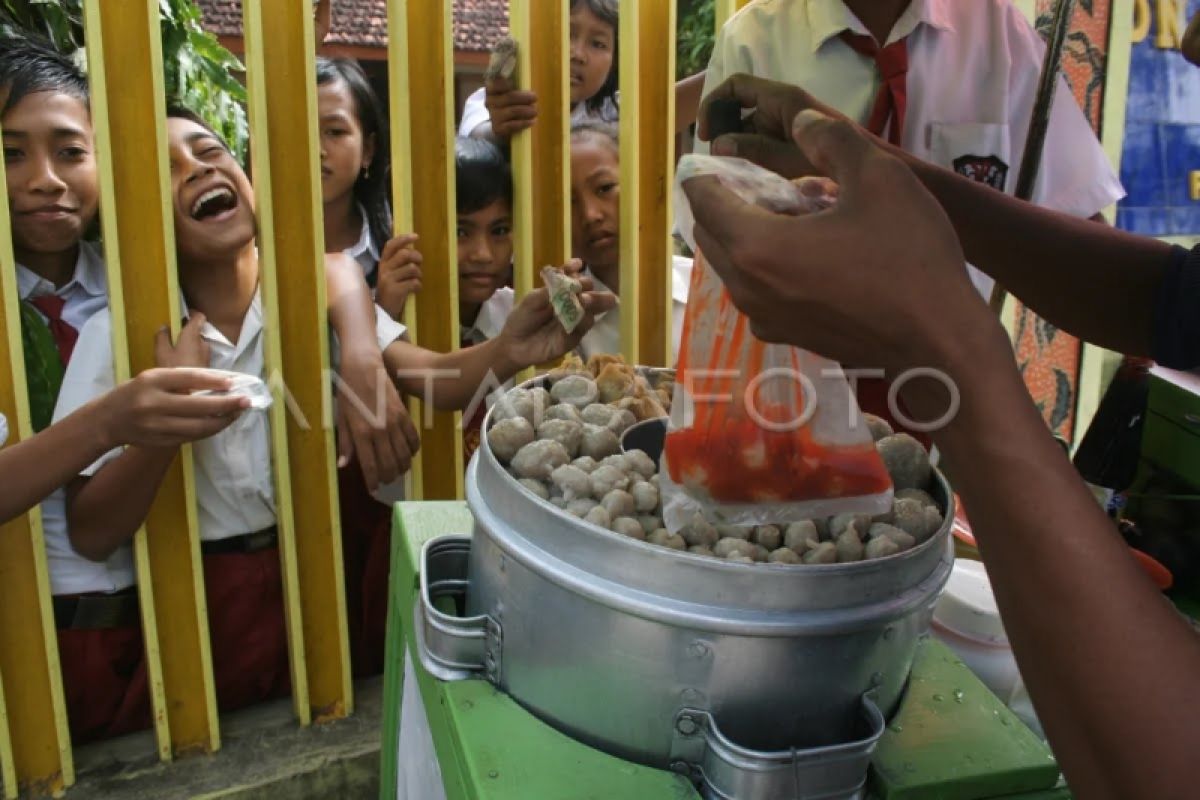 Ada pemeriksaan jajanan sekolah gratis di Semarang