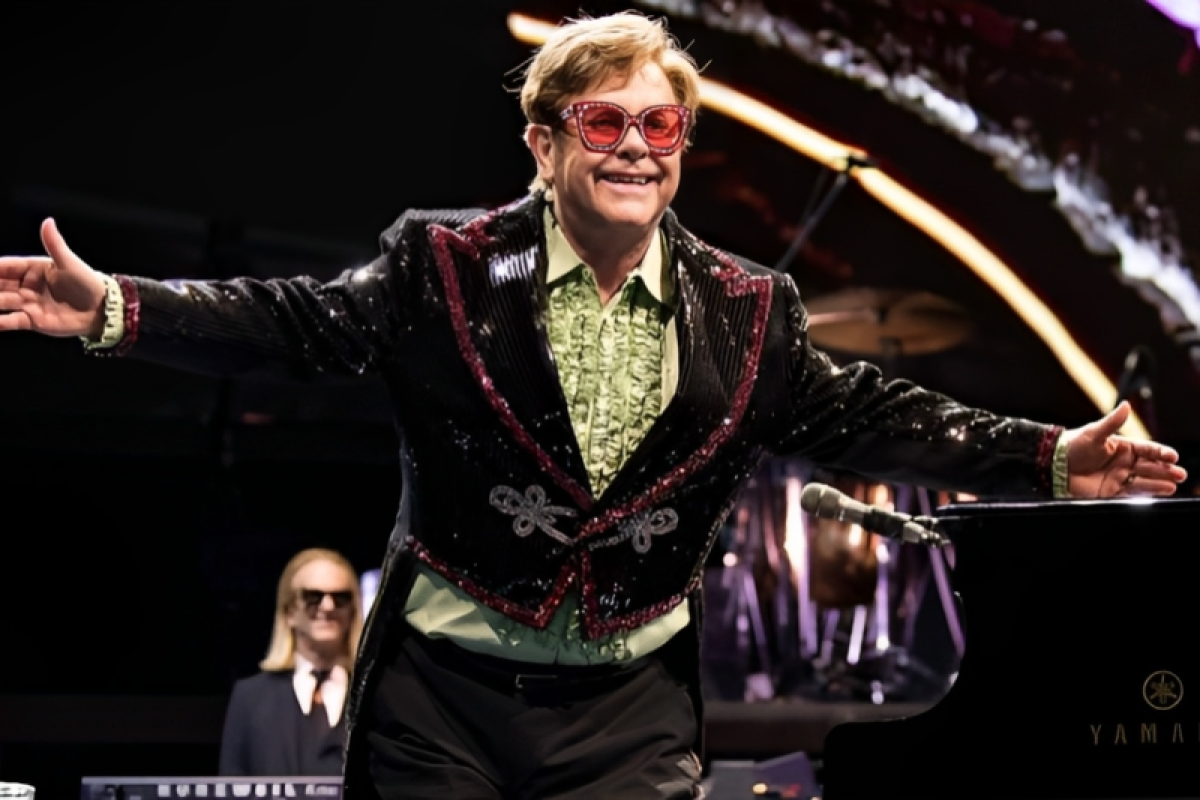 Penampilan penyanyi legendaris Elton John di Glastonbury bertabur bintang