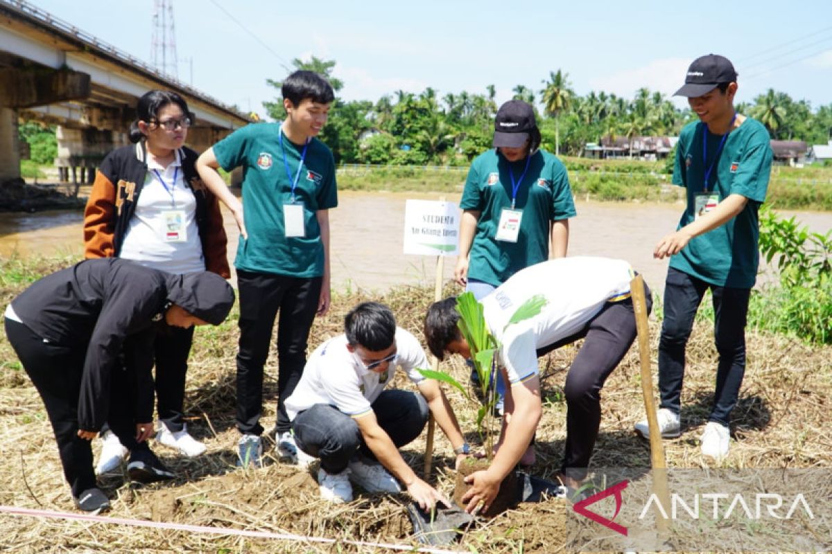 Unand libatkan mahasiswa asing tanam 1.000 pohon di Sungai Batanghari