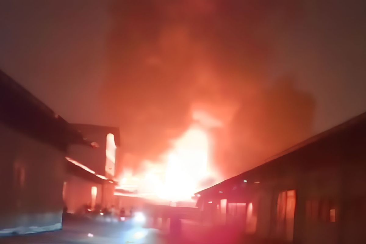Kebakaran melanda pabrik biskuit di Cengkareng