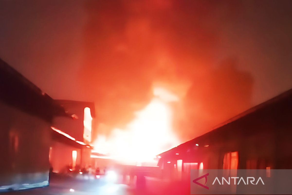 Kebakaran melanda gudang biskuit di Cengkareng