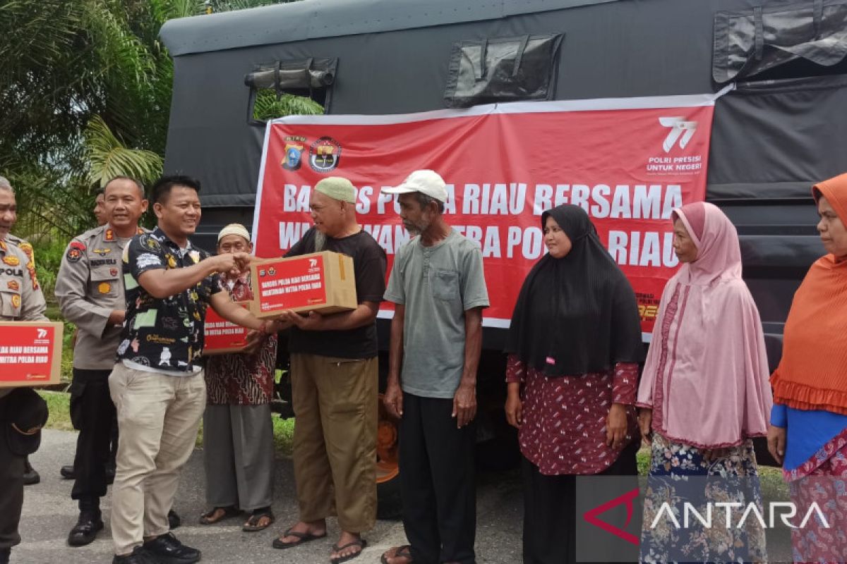 Polda Riau dan WMPR bagikan seratusan paket sembako untuk masyarakat