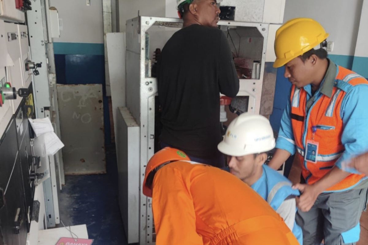 PLN lakukan pemeliharaan rutin gardu hubung di Maluku Tengah