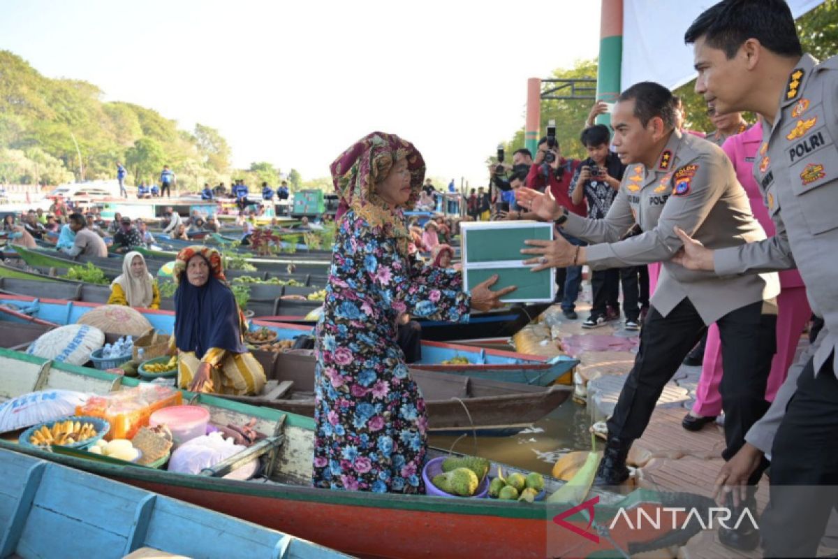 Kapolda Kalsel bagikan 500 paket sembako untuk pedagang Pasar Terapung di Banjarmasin