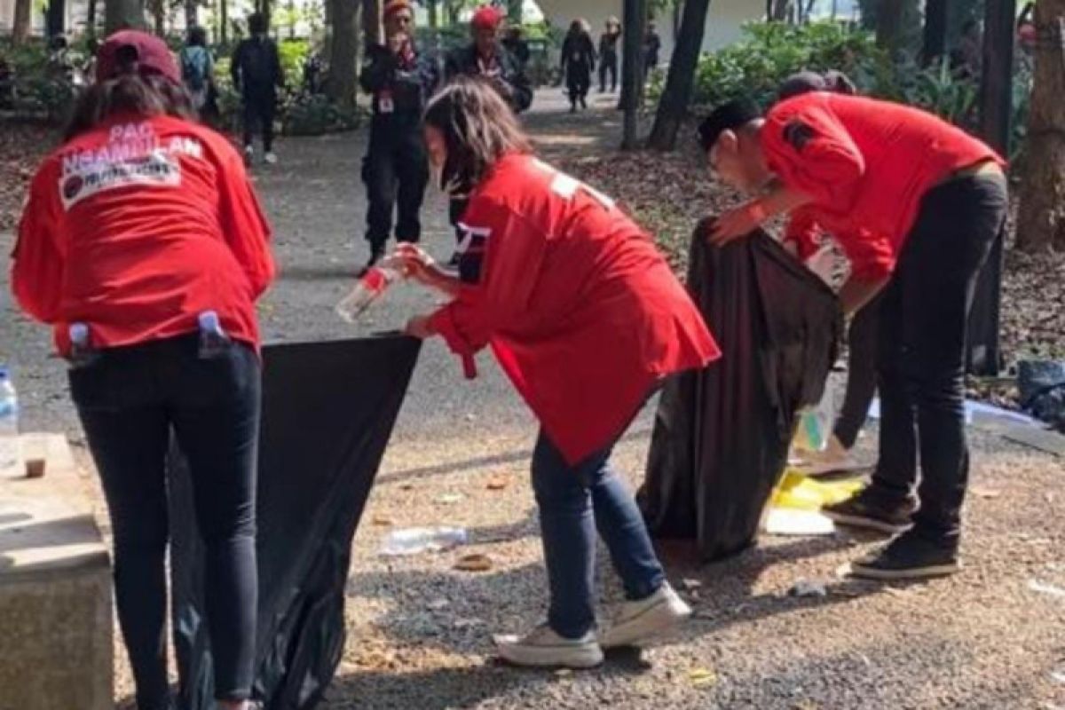 Cinta lingkungan, Banteng Ngampilan Kota Jogja bersihkan sampah di GBK Jakarta