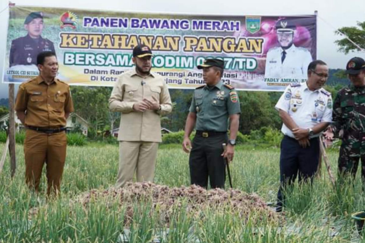 Berdayakan masyarakat dan prajurit produktif, Kodim 0307/TD panen raya bawang merah