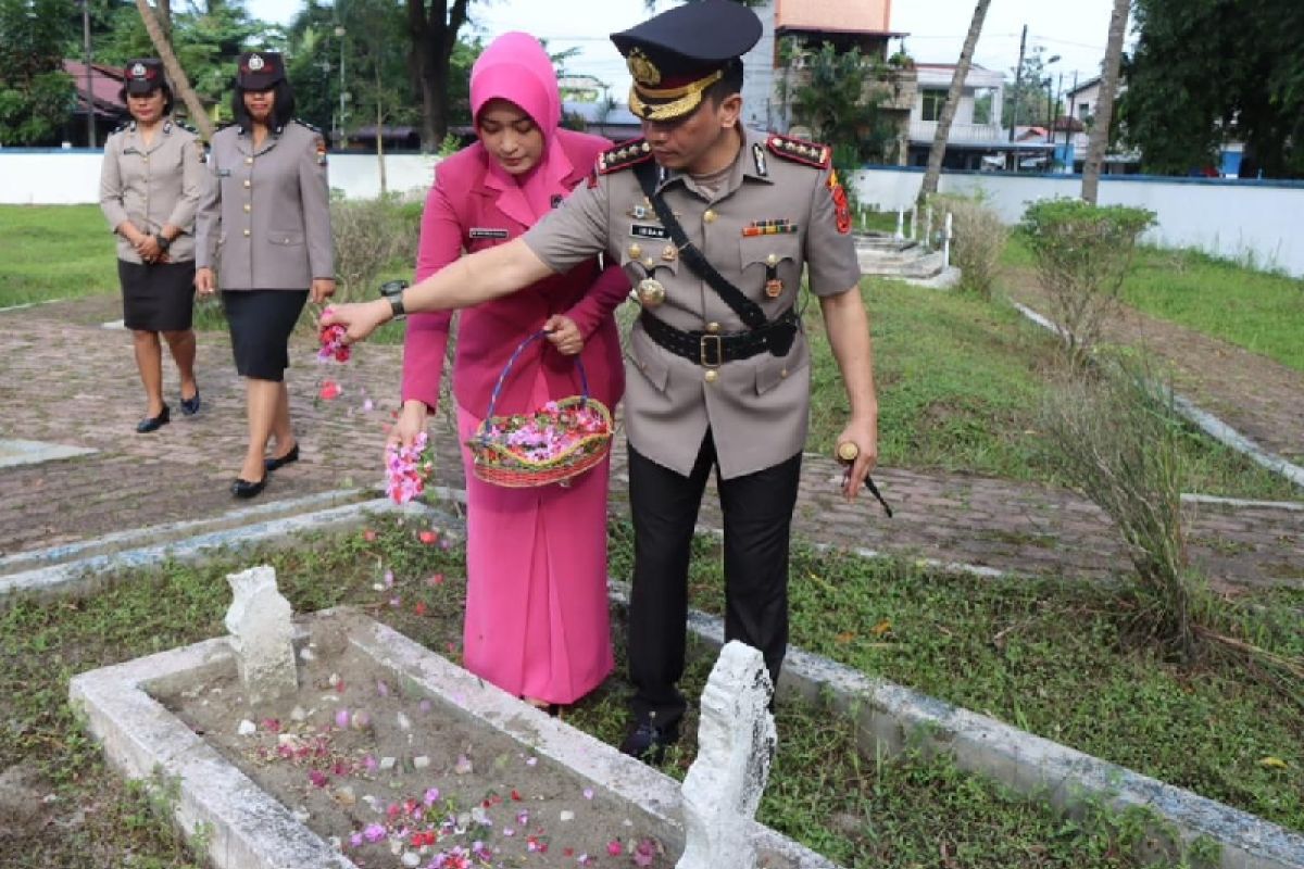 Jelang HUT Bhayangkara ke-77, Polresta Deliserdang ziarah makam pahlawan