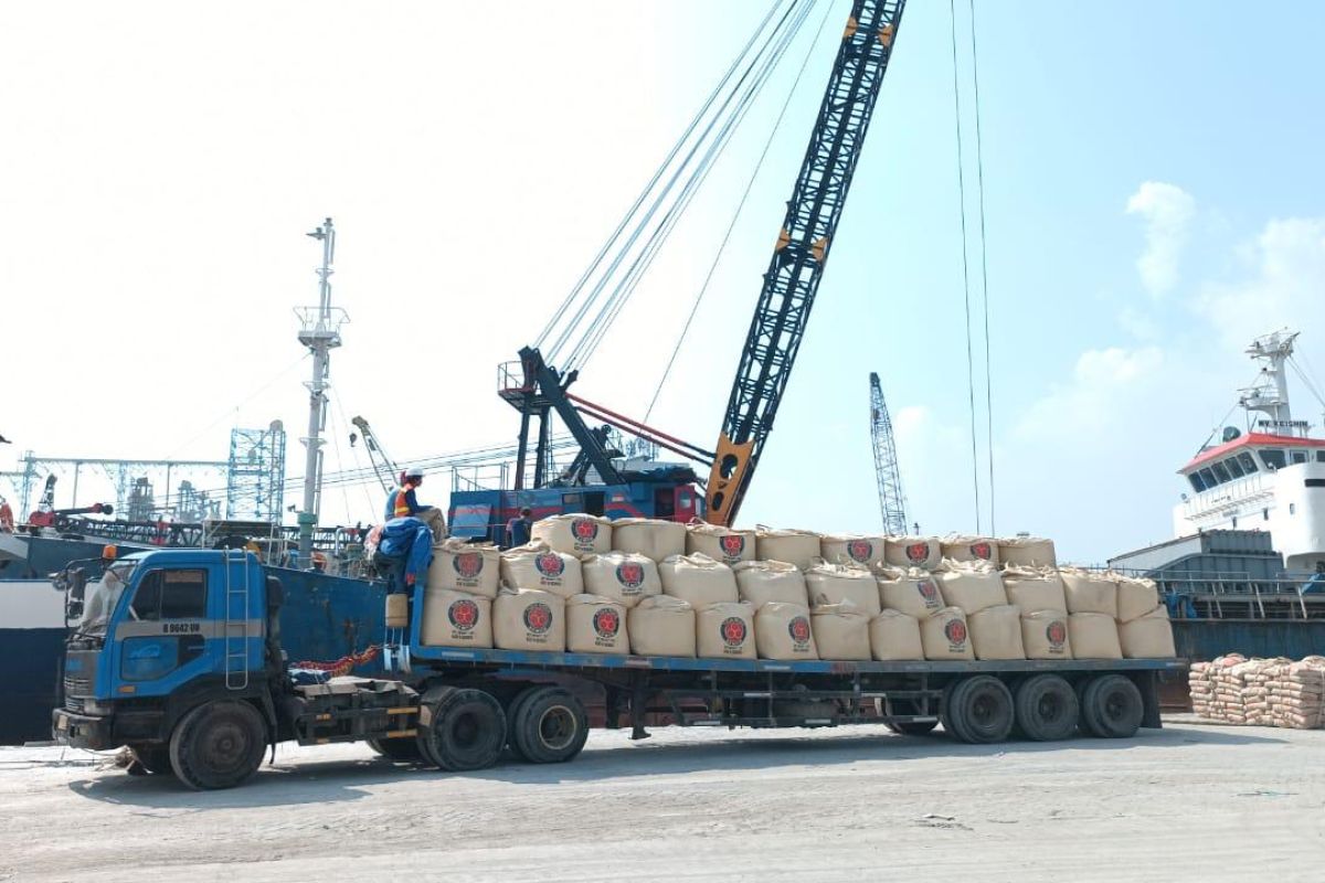 MPXL angkut 2.300 ton semen untuk proyek smelter Amman di NTB
