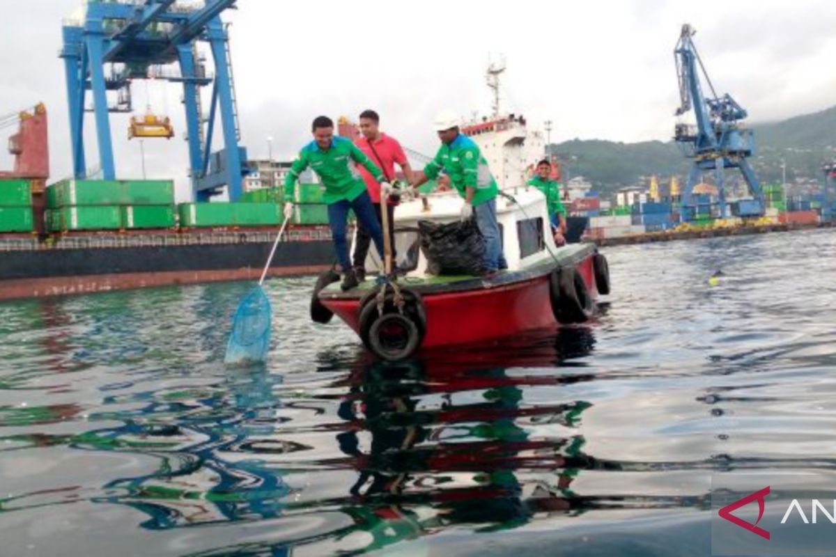 KSOP Ambon kampanyekan bersih laut  peringati Hari Pelaut Sedunia