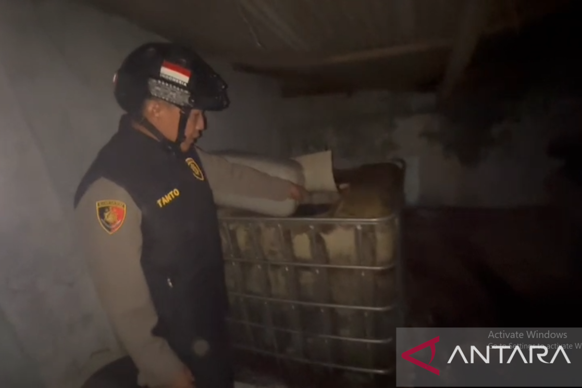 Polisi gerebek tempat penimbunan BBM subsidi di Ambulu  Jember