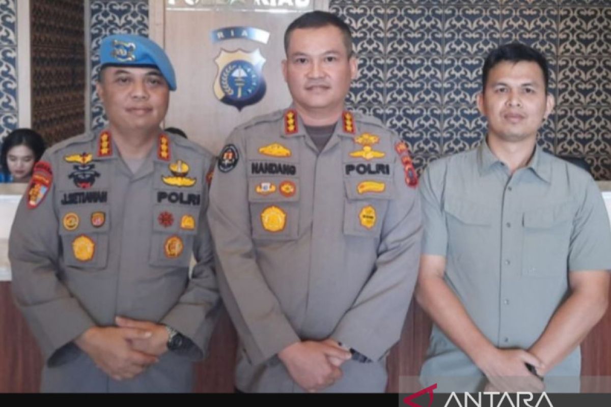 Anggota Brimob Bripka Andry menyerahkan diri ke Polda Riau