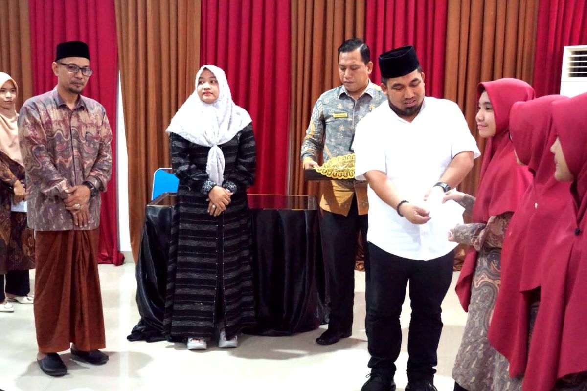 Ukir prestasi, Pj Bupati serahkan bonus untuk juara MQK tingkat provinsi