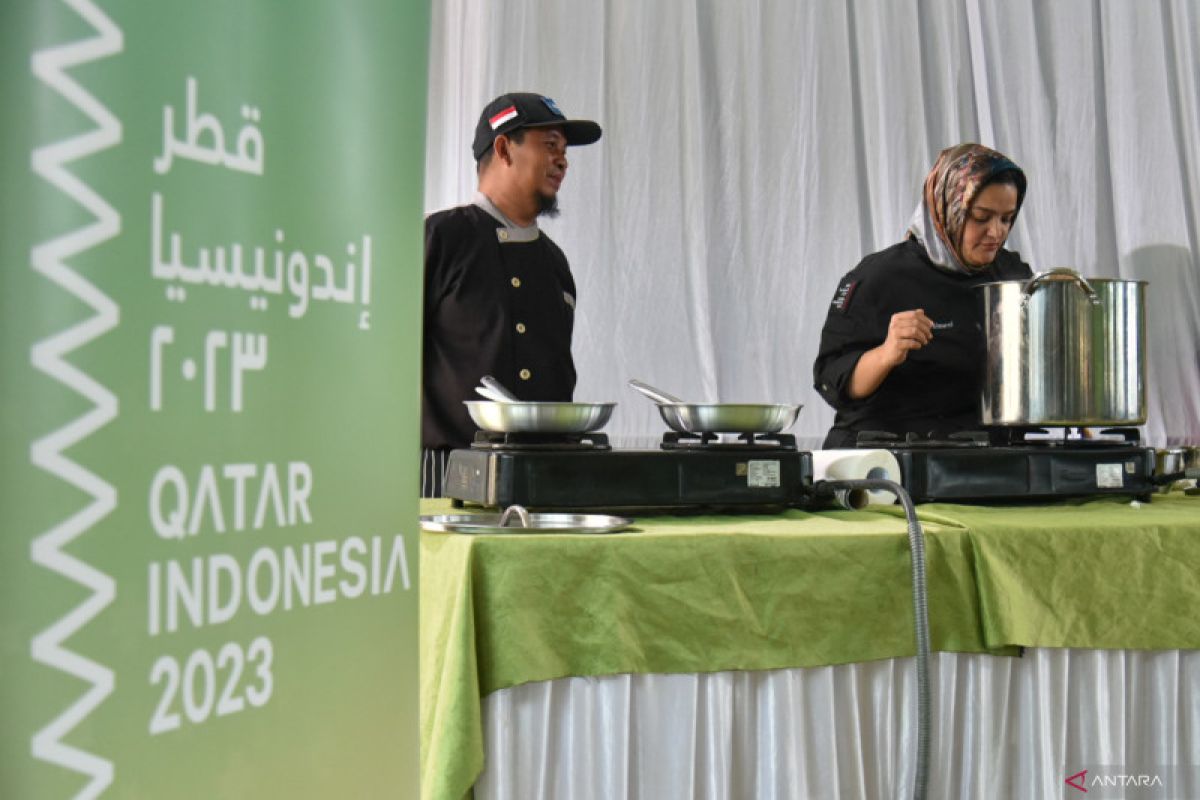 Koki asal Qatar Noof Al Marri menikmati makanan tradisional Indonesia