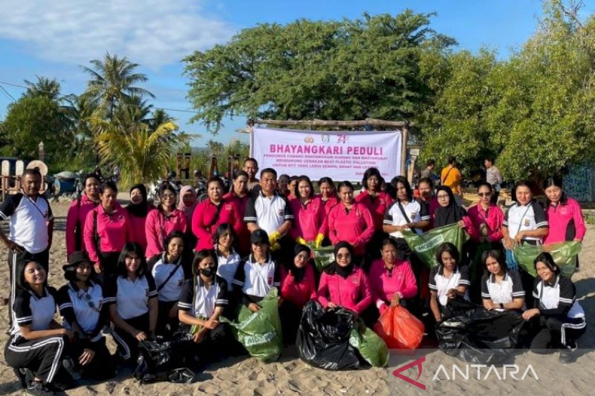 Aksi bersih sampah plastik digelar Bhayangkari Polres Kupang