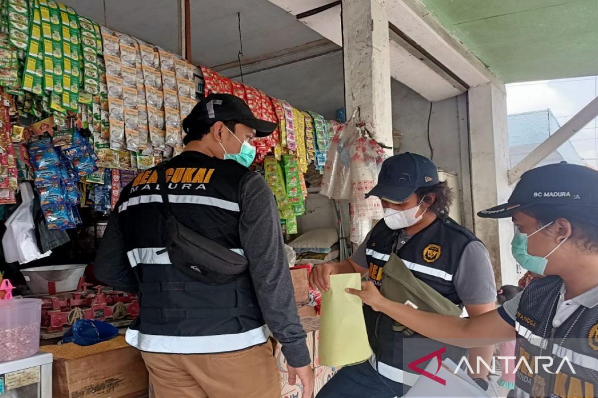 Satpol PP temukan puluhan merek rokok ilegal beredar di Sampang