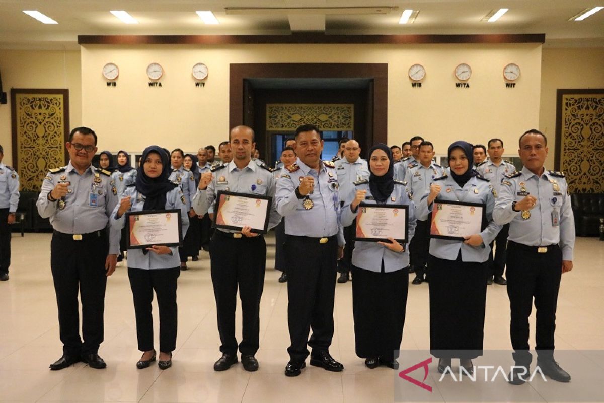 Kanwil Kemenkumham Riau beri penghargaan kepada empat pegawai teladan