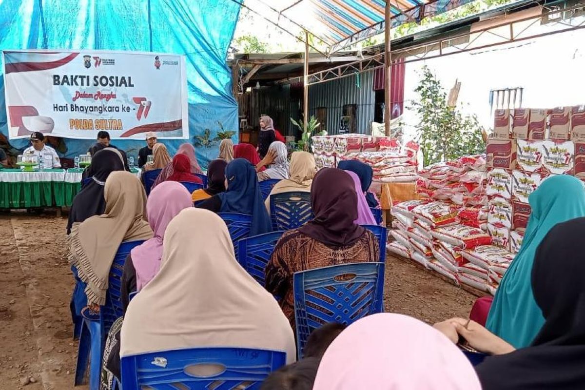 Polda Sultra bagikan sembako kepada warga kurang mampu di Konawe Utara
