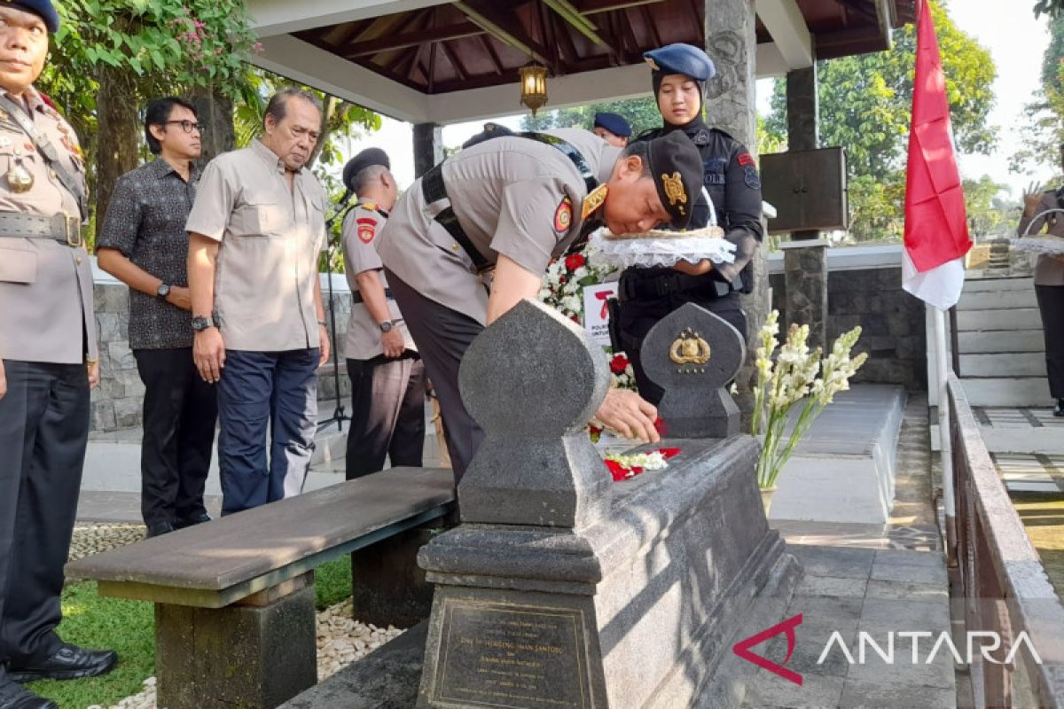 Korps Brimob ziarah ke makam Jenderal Hoegeng di Bogor