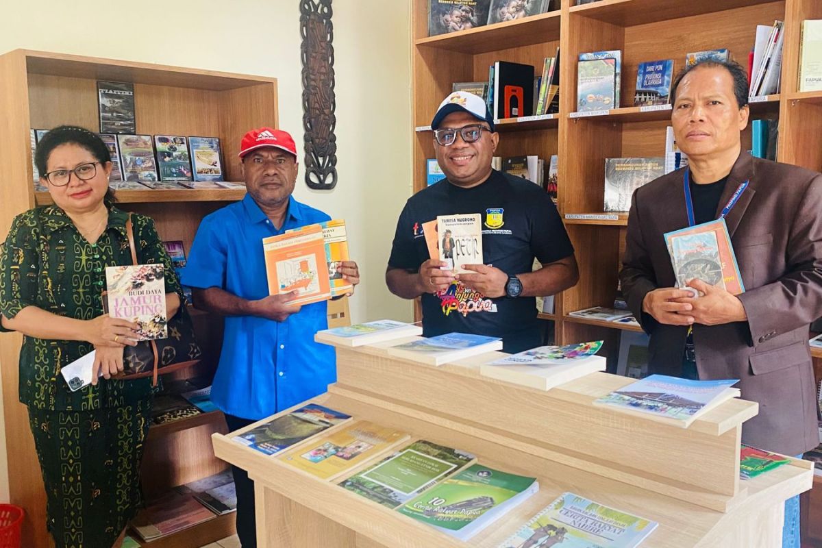 DPPAD sumbangkan 163 judul buku bacaan ke UPTB Anjungan Papua di TMII