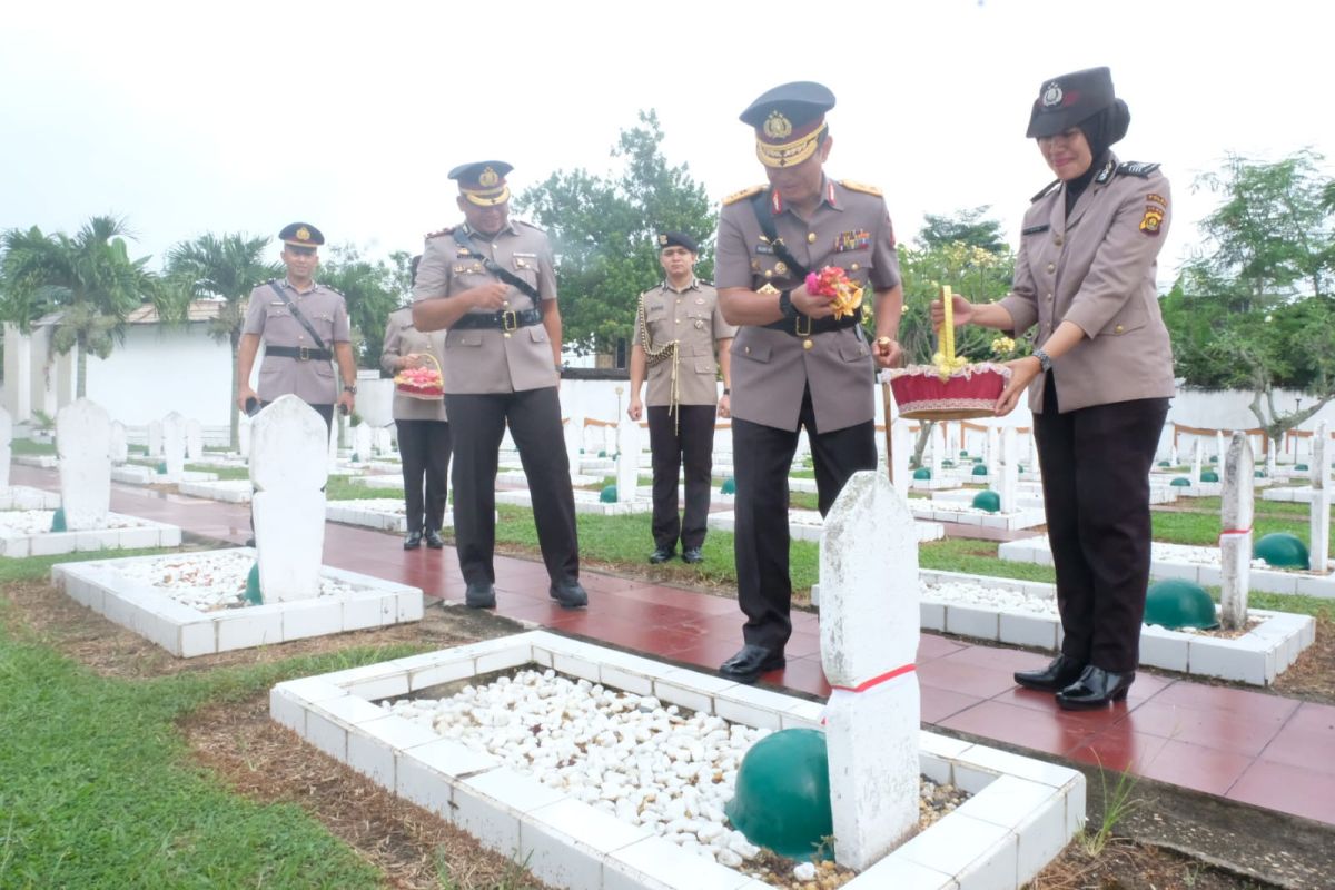 Polda Jambi tabur bunga ke makam pahlawan