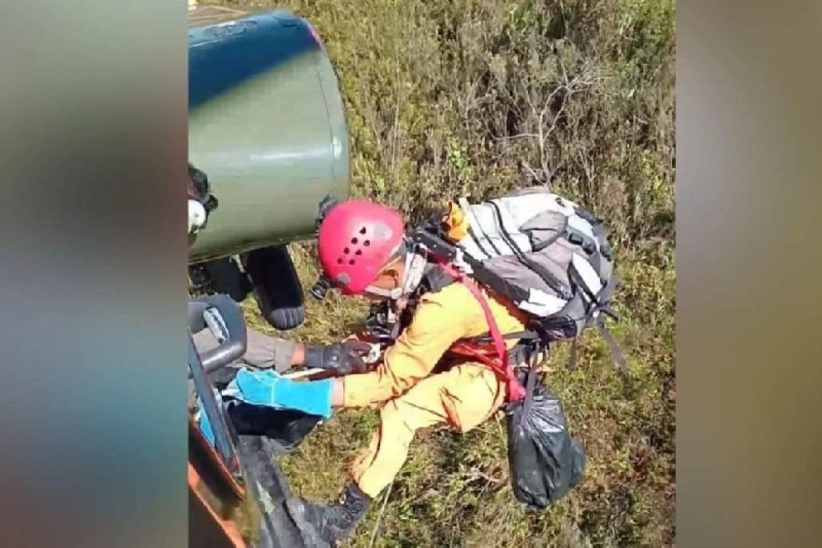 Highland Papua: Officials retrieve bodies of plane crash victims