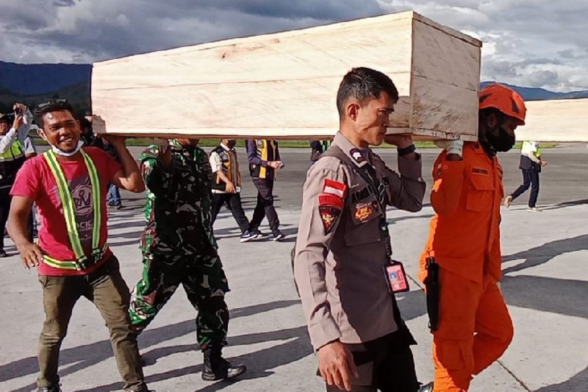 Tim SAR gabungan evakuasi enam jenazah korban pesawat PK-SMW melalui Wamena