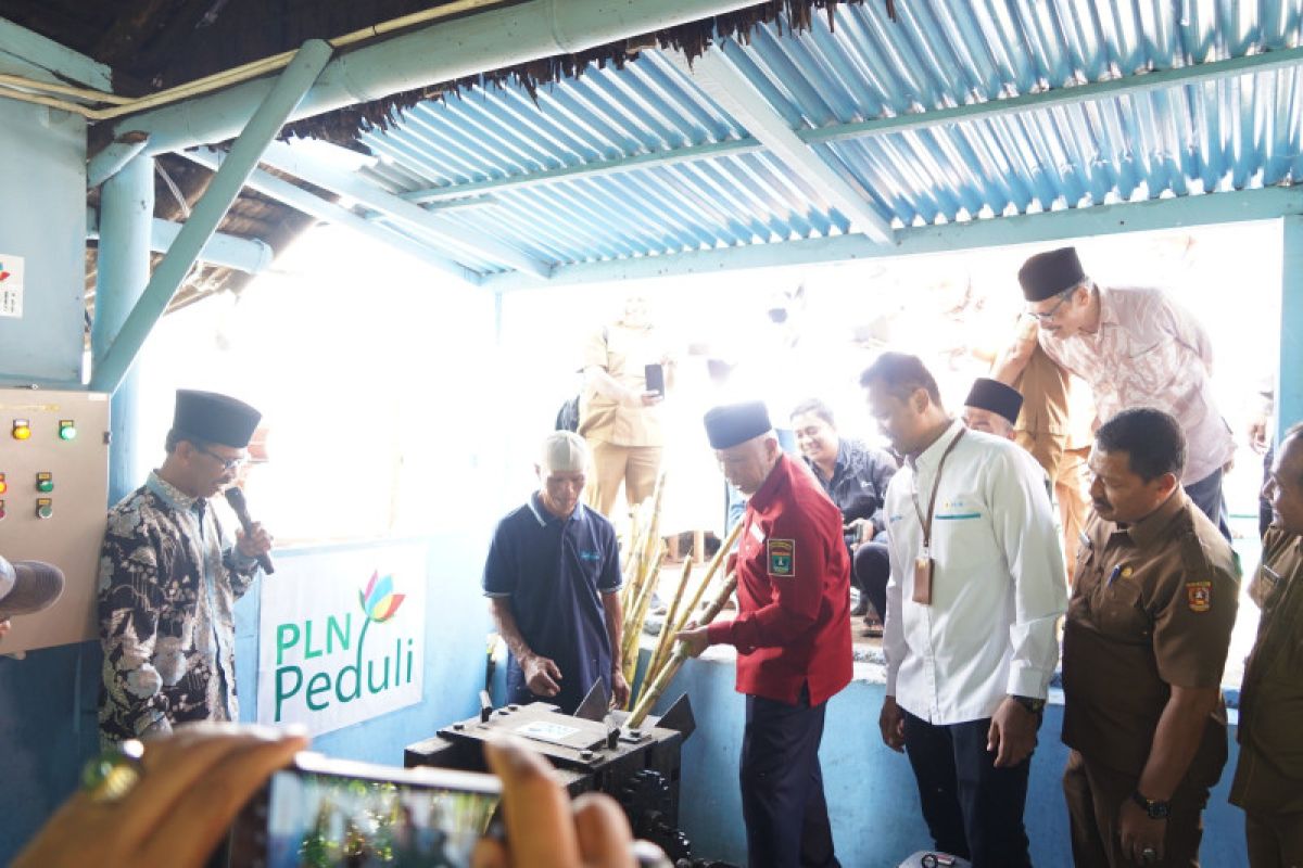 Transisi energi dan tingkatkan pendapatan petani tebu, PLN Peduli dorong pemakaian mesin electrodi Lawang