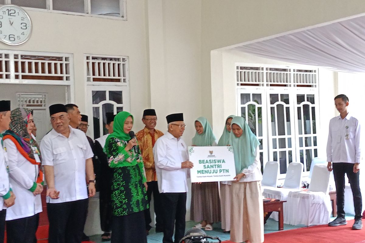 Wapres serahkan bantuan beasiswa Baznas untuk santri