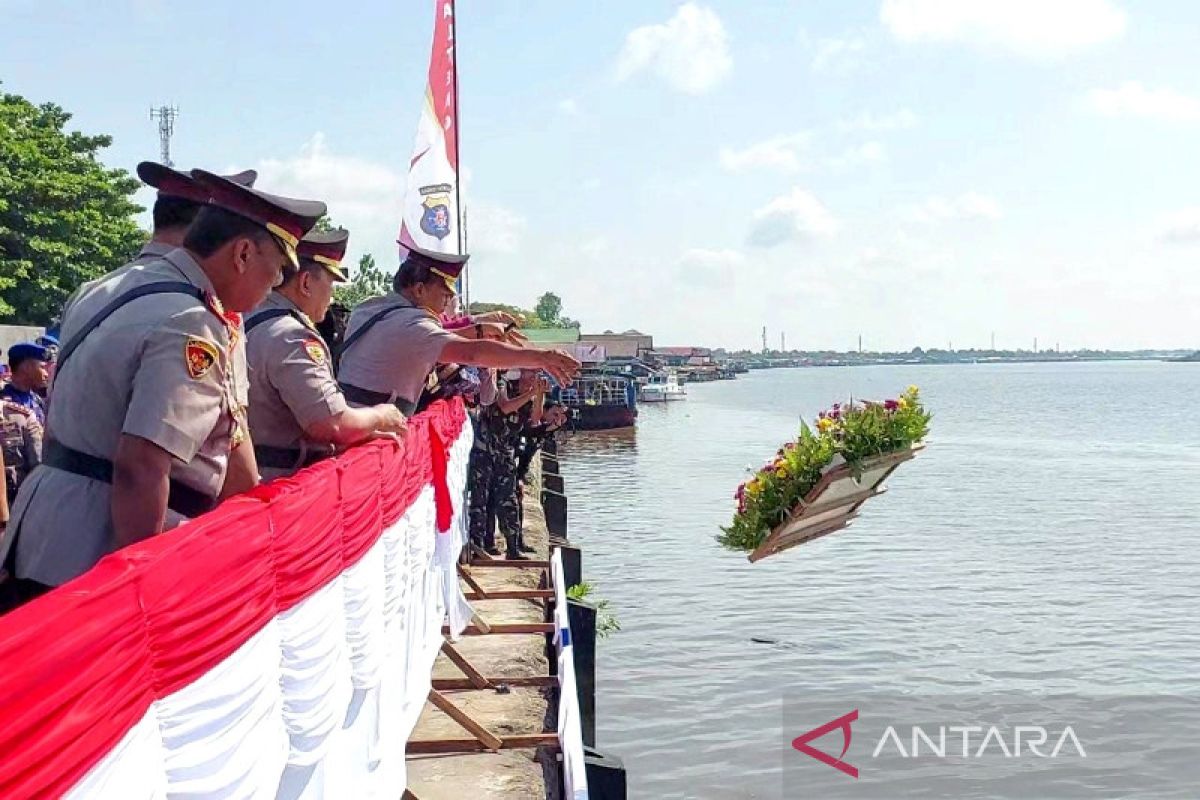 Kapolda pimpin tabur bunga di Sungai Mentaya kenang pahlawan