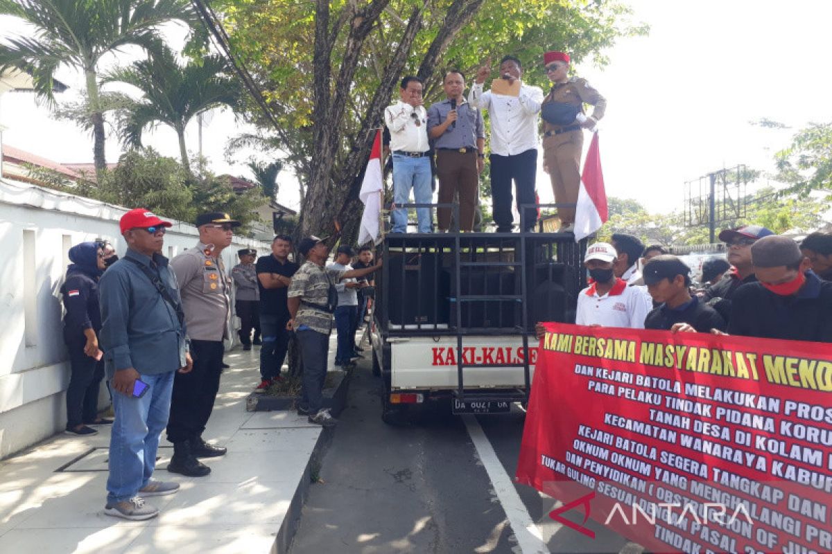 Puluhan warga Desa Kolam Kanan geruduk Kejati Kalsel dukung penegakan hukum