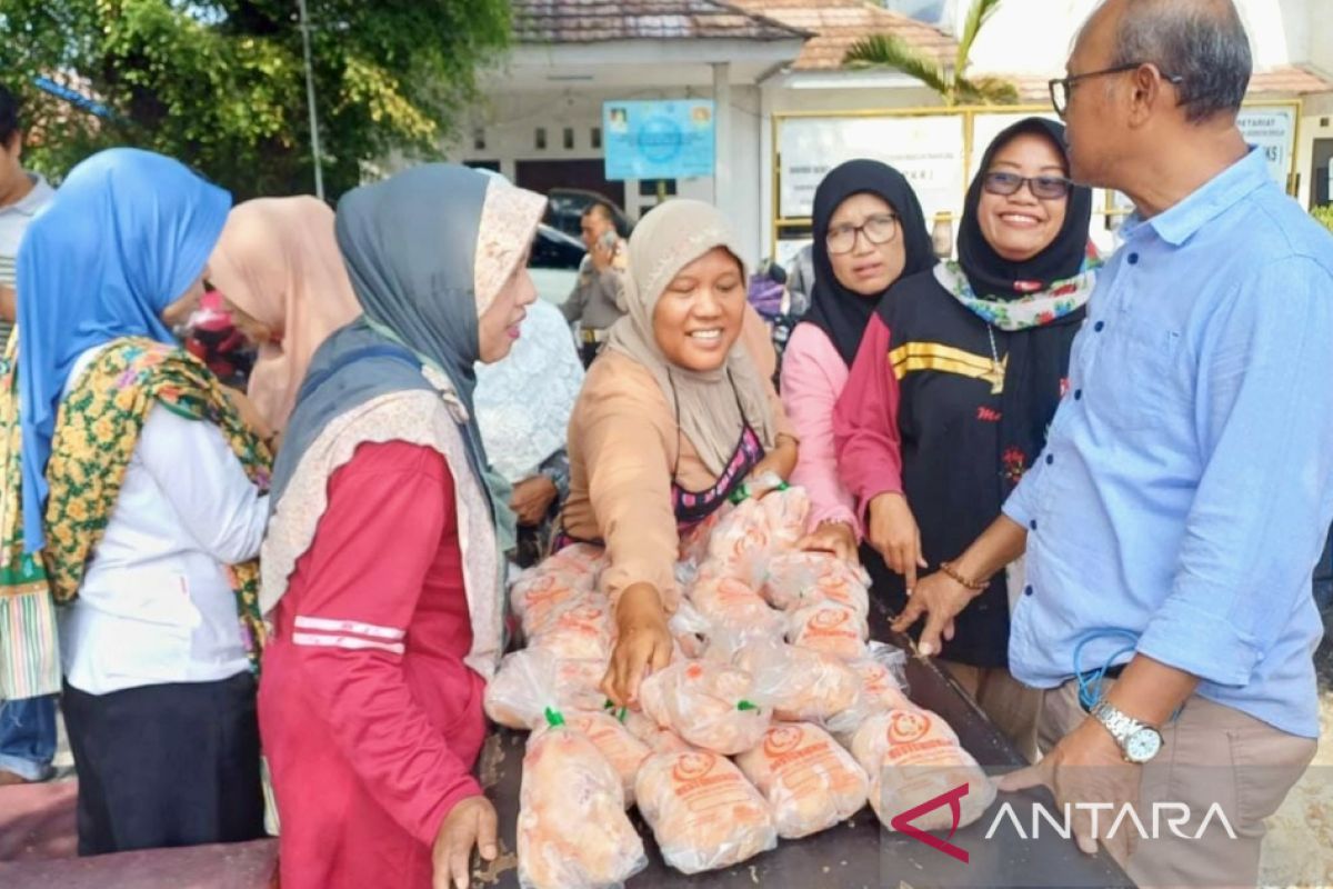 Polres Karawang ikut stabilkan harga daging ayam melalui operasi pasar