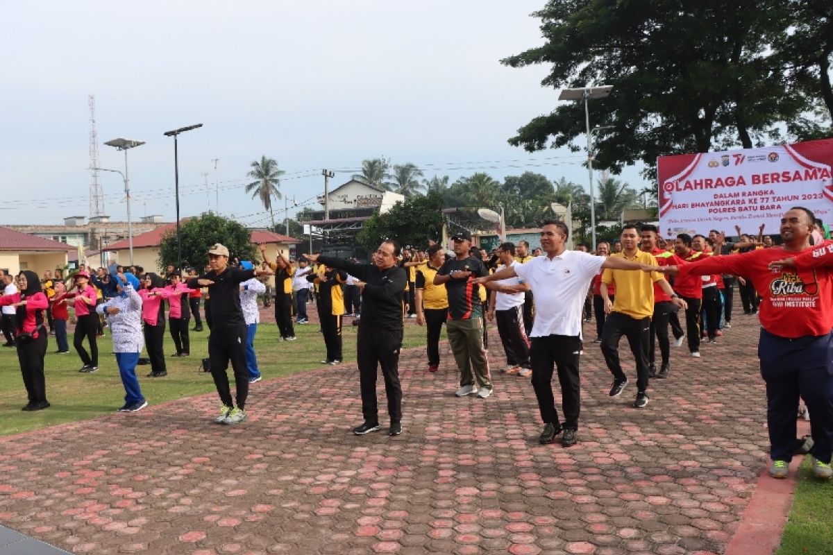 Polres Batubara gelar olahraga bersama Pemkab sambut HUT Bhayangkara ke-77