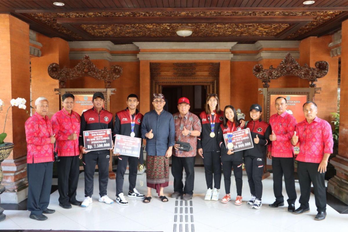 Pemkot Denpasar serahkan bonus kepada atlet peraih medali SEA Games 2023