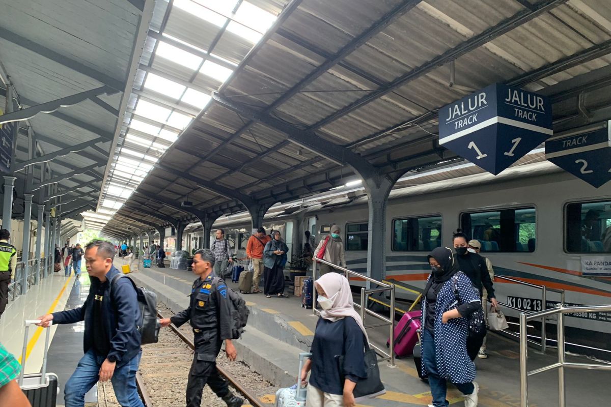 Jelang libur Idul Adha, penumpang padati stasiun di wilayah Daop Jember