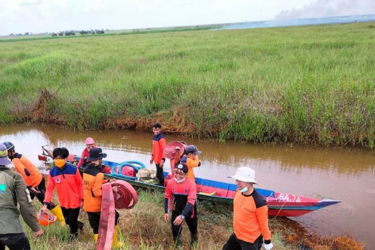Relawan HSS sigap padamkan karhutla di Daha Utara
