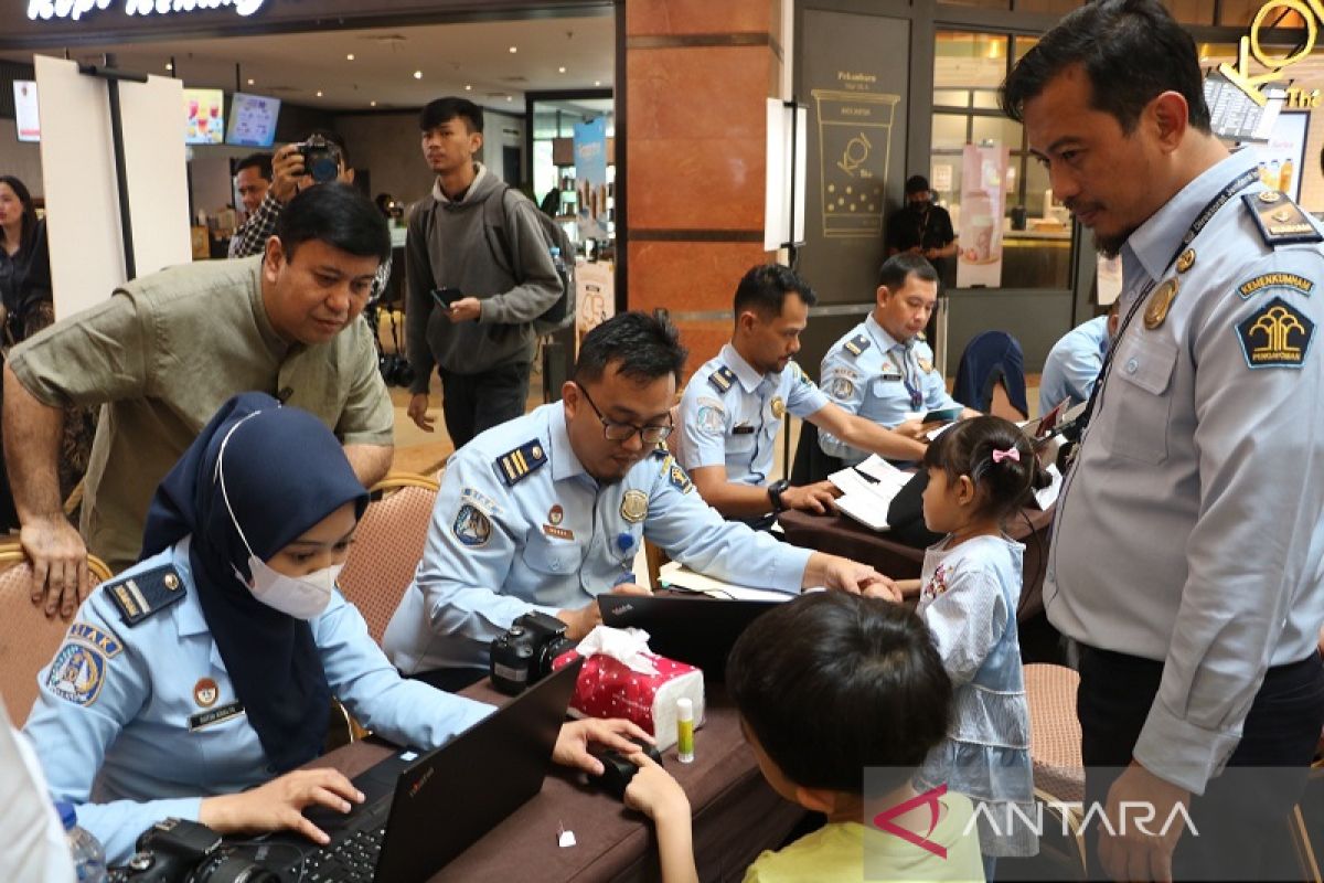 Stafsus Menkumham Fajar Lase ingatkan jangan salah gunakan paspor