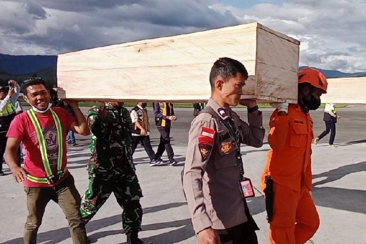 Tim SAR gabungan lakukan evakuasi enam jenazah pesawat PK-SMW melalui Wamena
