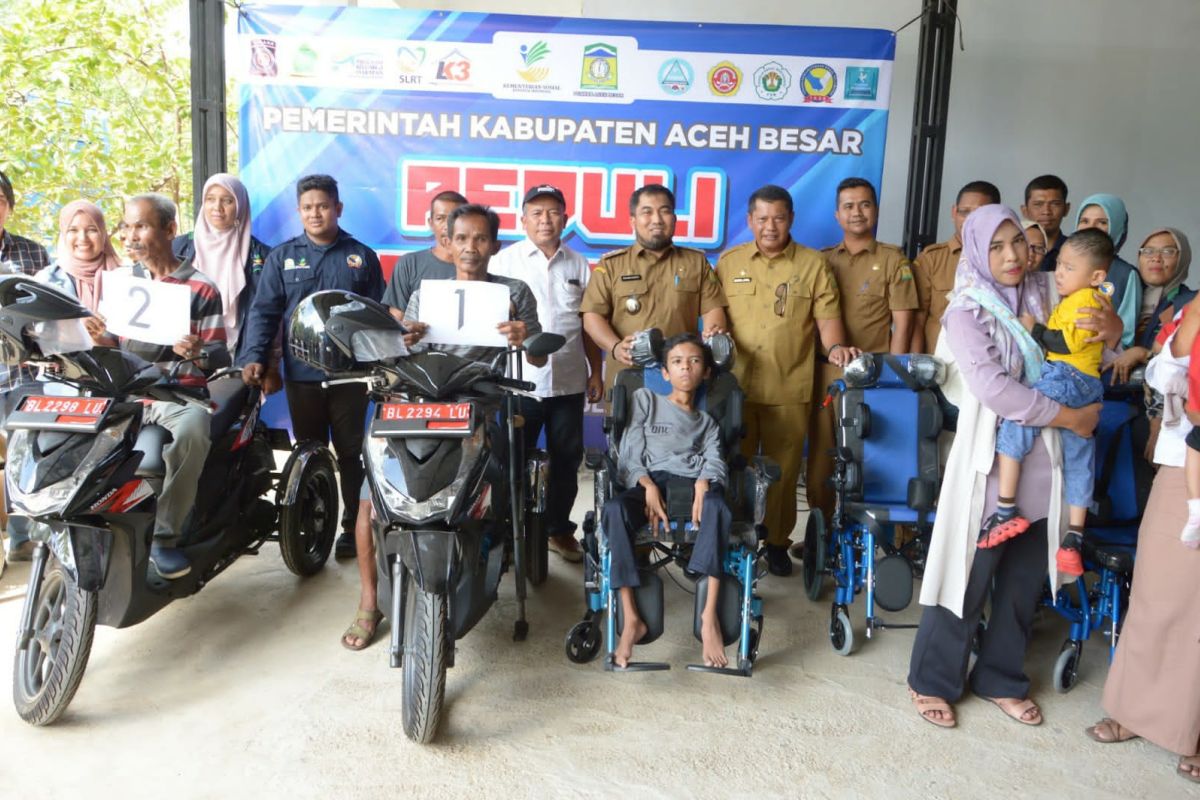 Penyandang disabilitas dapat bantuan kursi roda dari Pemkab Aceh Besar
