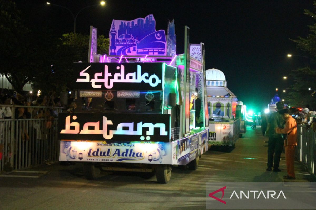 Pemkot Batam semarakkan pawai takbir Idul Adha dengan puluhan mobil hias