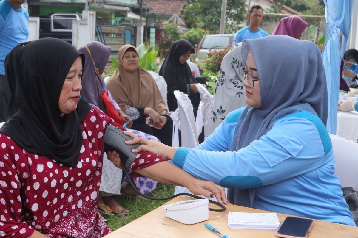 Peduli Masyarakat Desa Cijeunjing, YBM PLN UID Banten Berikan Layanan Kesehatan Gratis