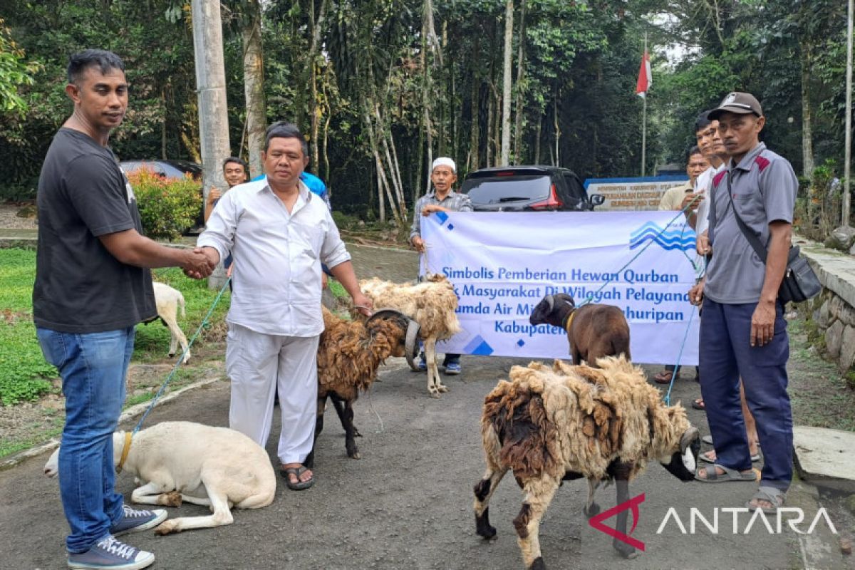 Tirta Kahuripan Bogor salurkan hewan kurban ke masjid sekitar perusahaan