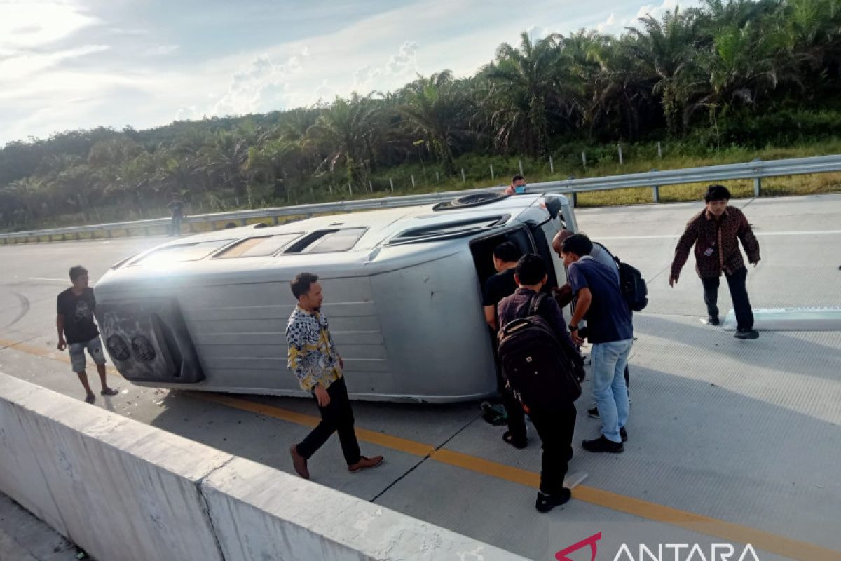 Minibus terguling di Tol Pekanbaru-Bangkinang, delapan dosen Universitas Pahlawan terluka