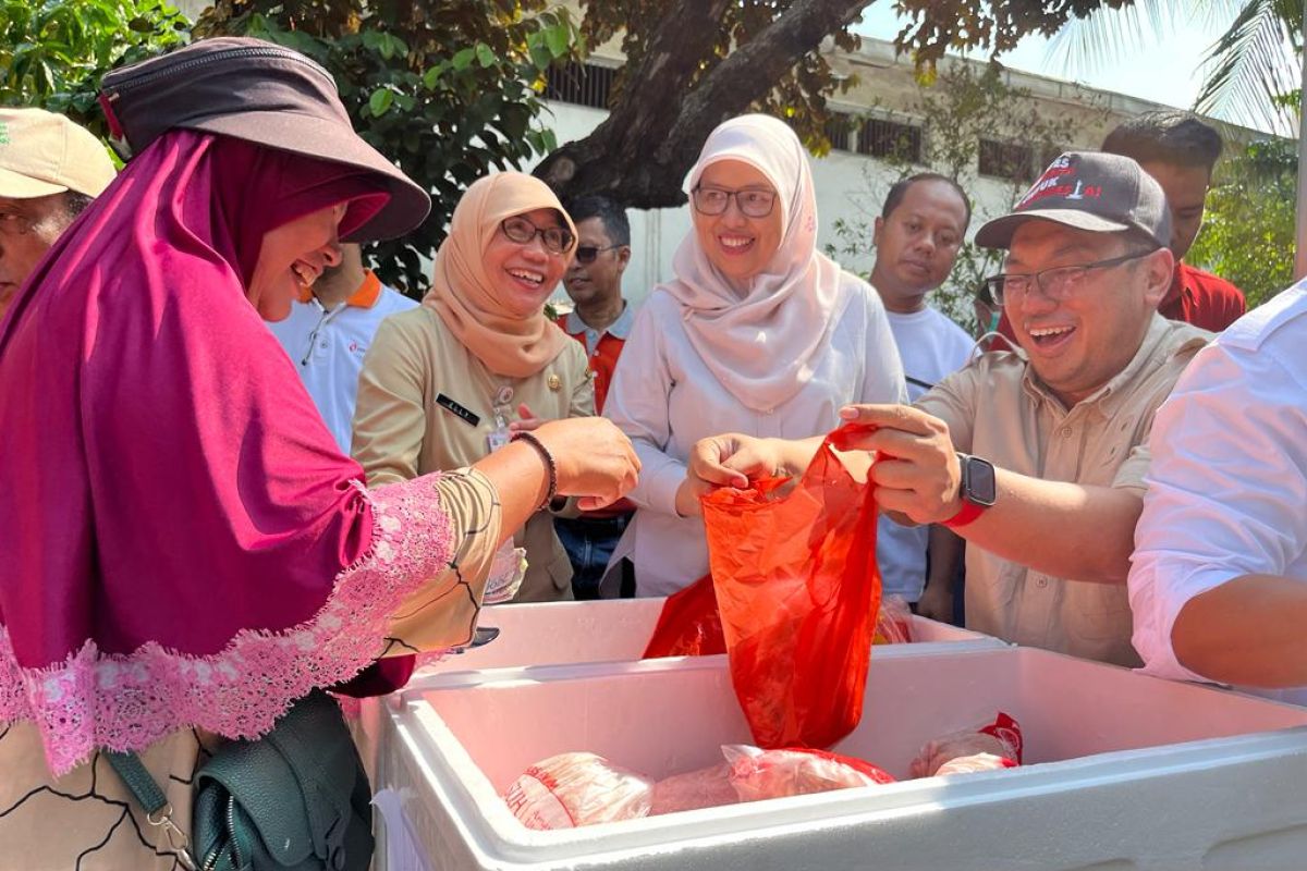 Jakarta's Dharma Jaya selling chicken meat at affordable prices