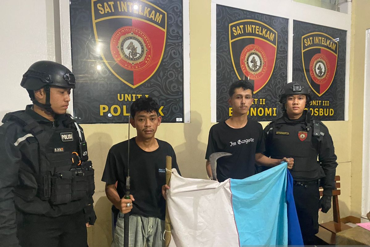 Dua pemuda diduga anggota geng motor diciduk polisi karena bawa senjata tajam