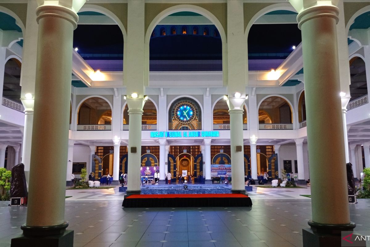 Pengelola Masjid Al Akbar siapkan shaf tambahan shalat Idul Adha